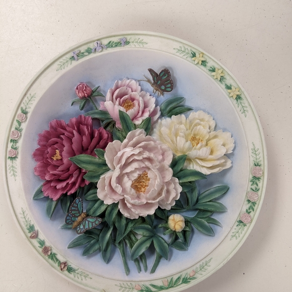 SOLD.    Lena Liu's flower plates - Picture 6 of 8